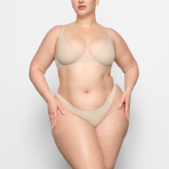 SKIMS FITS EVERYBODY SCOOP PLUNGE BRA | COLOR: Sand | NEW/NWT!!🤎💗 - Picture 1 of 8